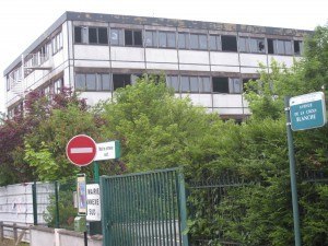 L'ancien centre des impôts vu depuis l'avenue de la Croix-Blanche 