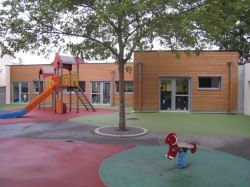 Les façades du côté de l'aire de jeux